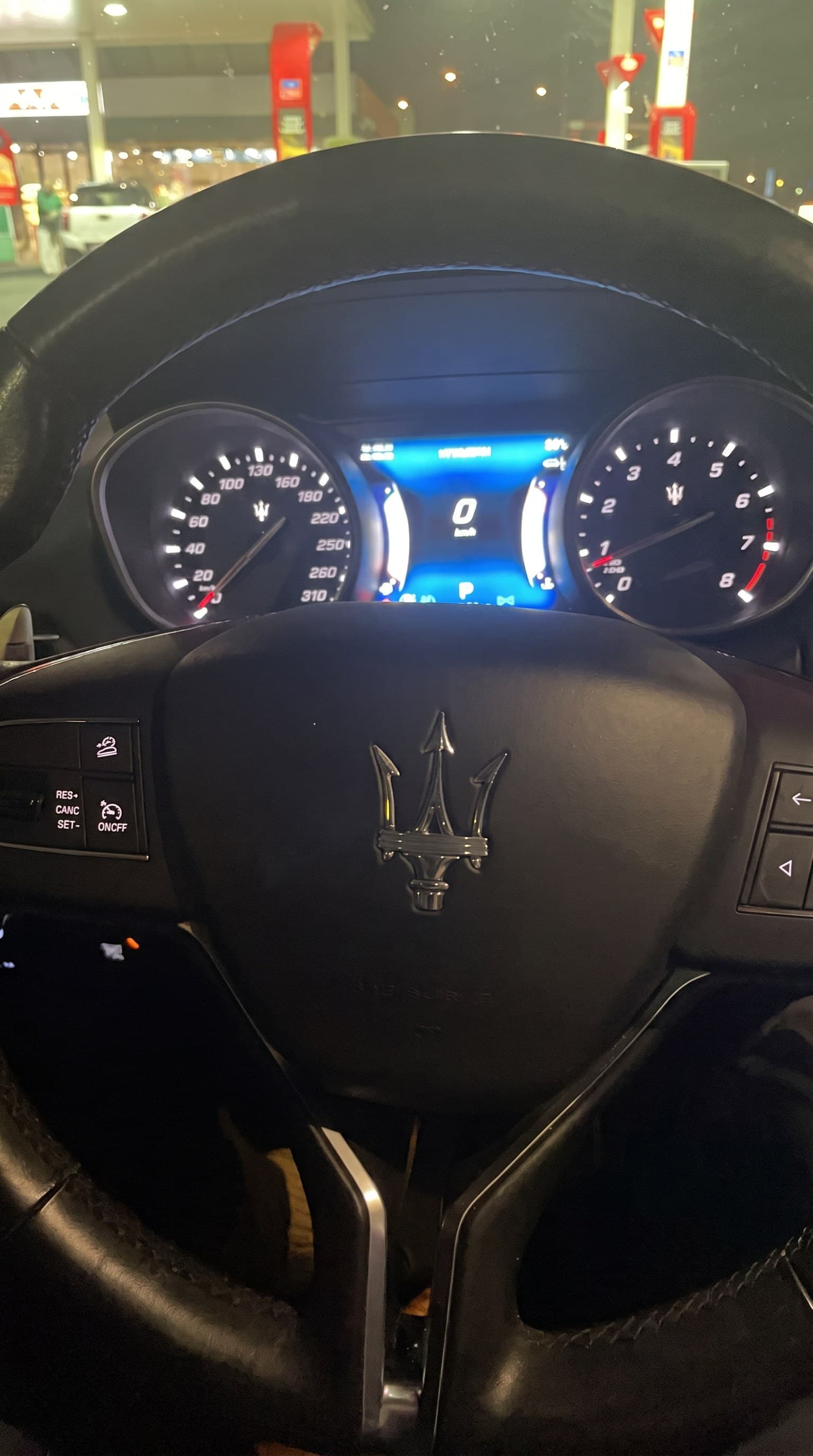 Maserati Levante — dashboard bij nacht