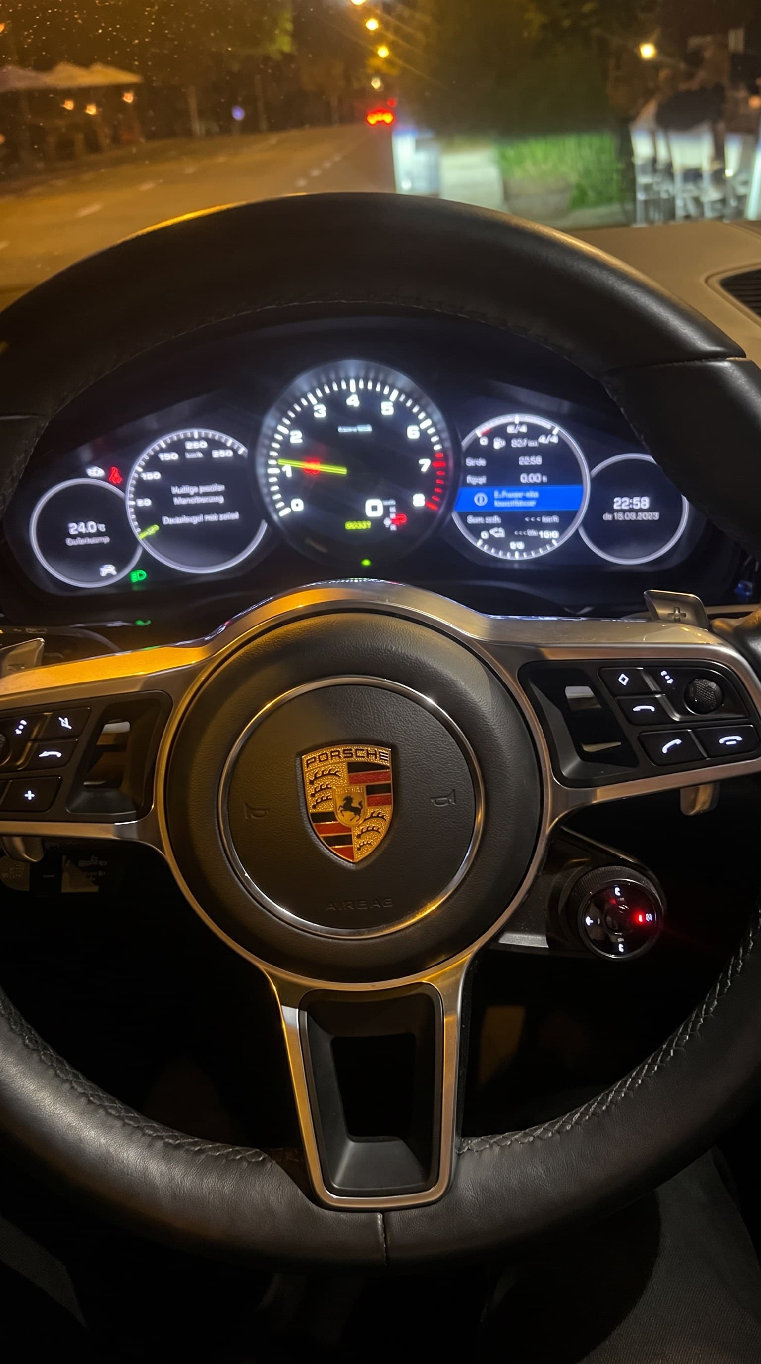 Porsche Cayenne — dashboard bij nacht