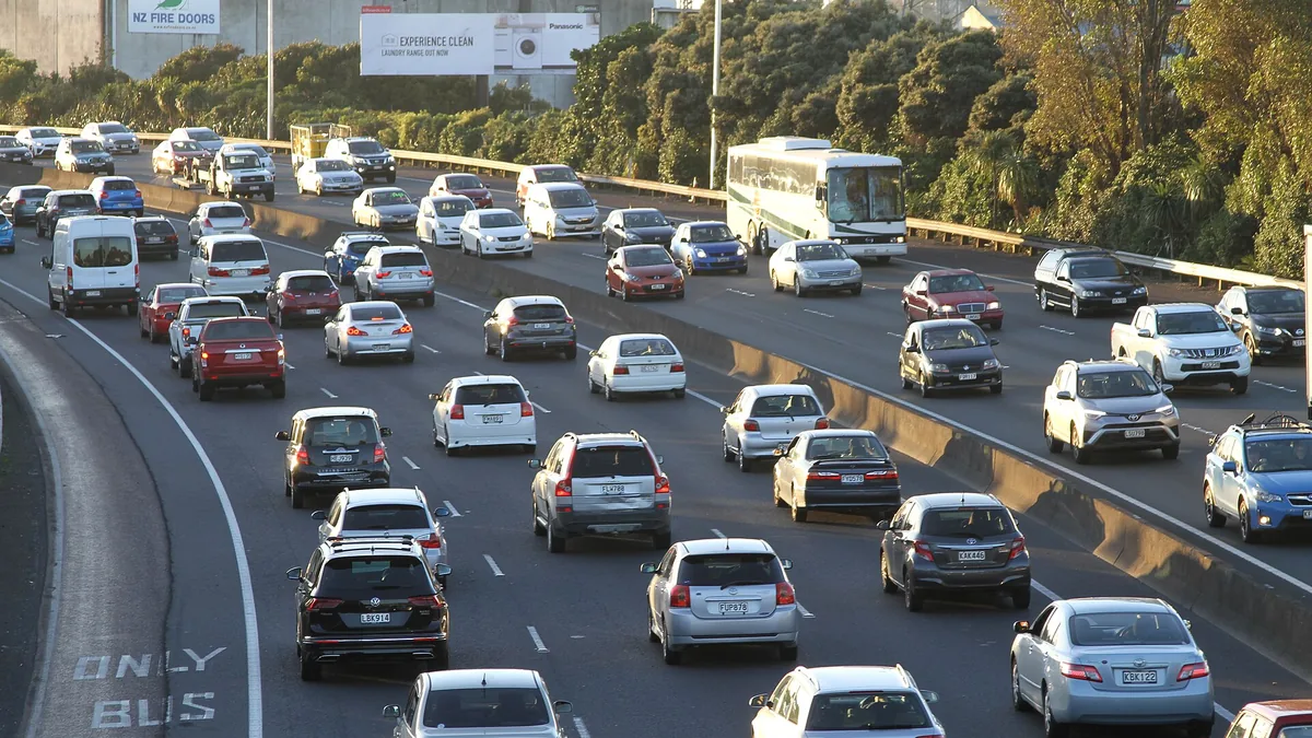 Tráfico denso en autopista, conducir usted mismo toda la ruta