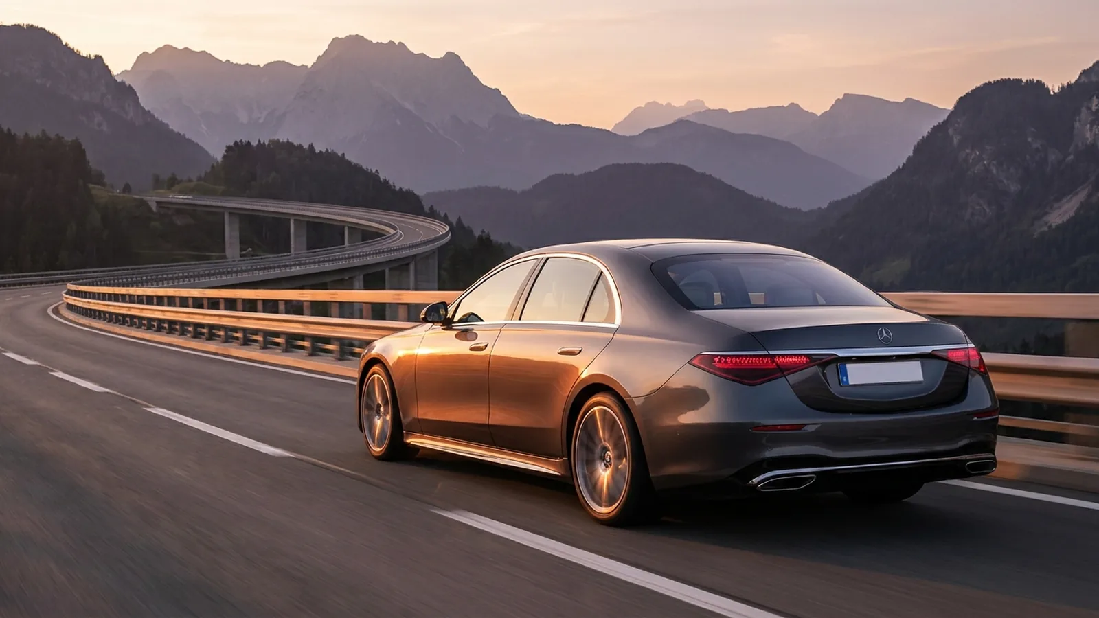 Donkere Mercedes S-Klasse onderweg over een Alpine snelweg, import richting Nederland